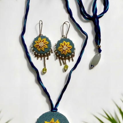 Orecchini con ricamo a mano 🌼 Denim