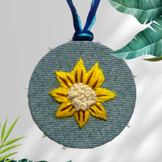 collana con medaglione ricamato a mano 🌼 Denim