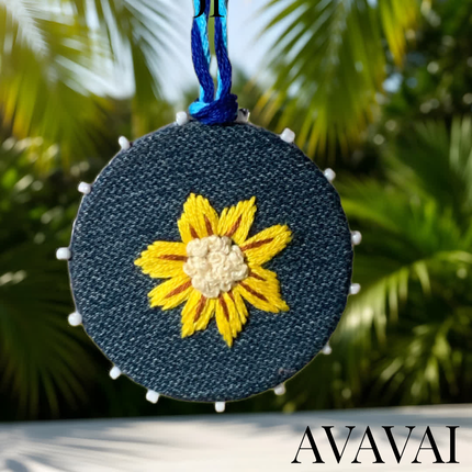 collana con medaglione ricamato a mano 🌼 Blue Denim