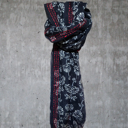 Sciarpa ricamata a mano 100% Lana ❄️ Dalia