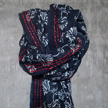 Sciarpa ricamata a mano 100% Lana ❄️ Dalia