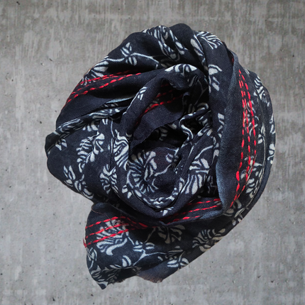 Sciarpa ricamata a mano 100% Lana ❄️ Dalia