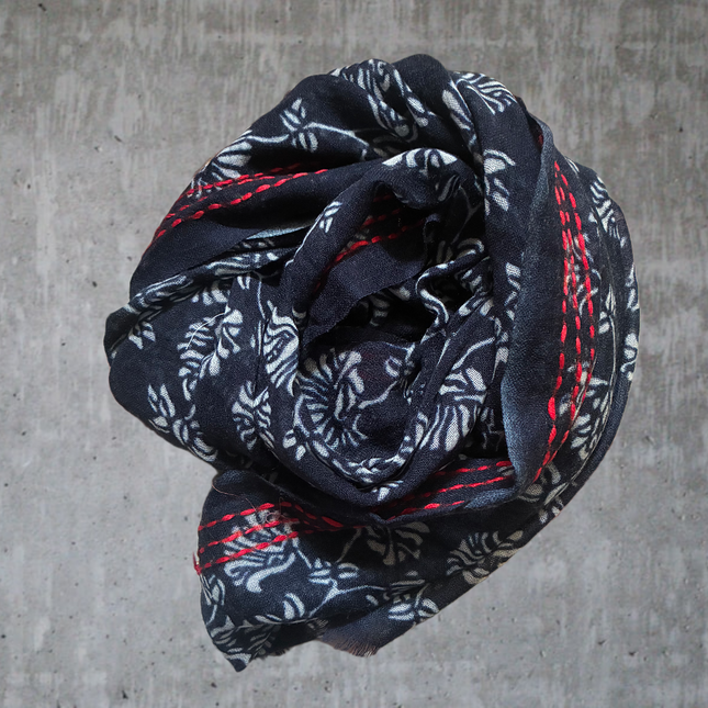 Sciarpa ricamata a mano 100% Lana ❄️ Dalia