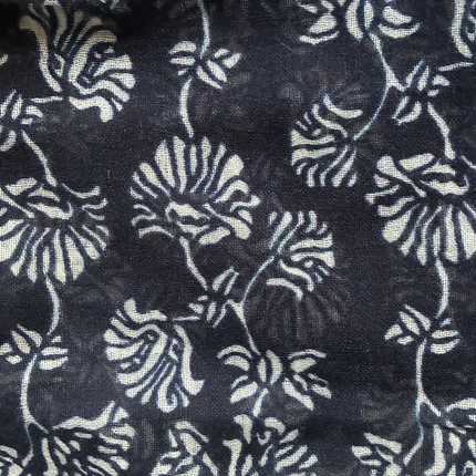 Sciarpa ricamata a mano 100% Lana ❄️ Dalia