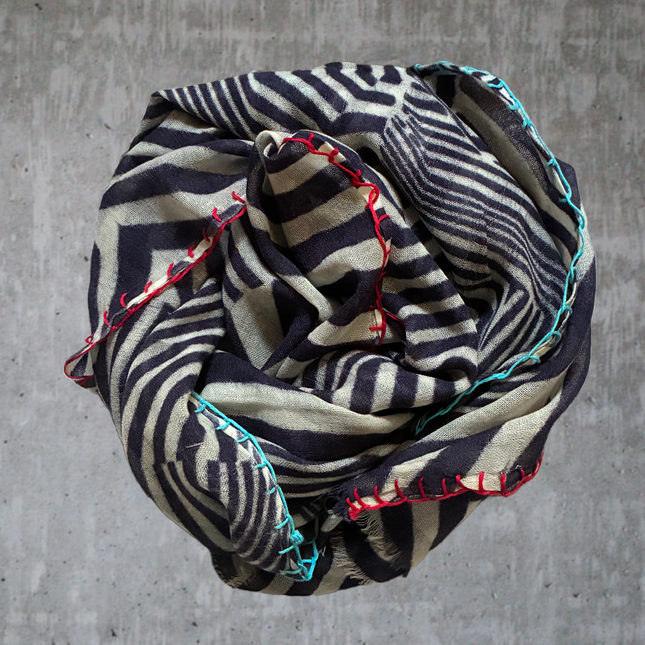 Sciarpa ricamata a mano 100% Lana ❄️ Shelley