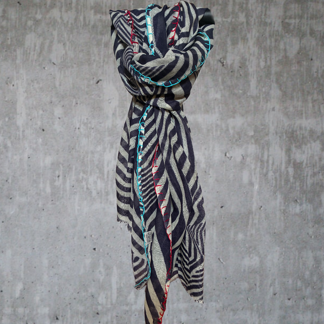 Sciarpa ricamata a mano 100% Lana ❄️ Shelley